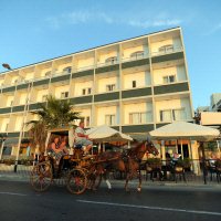 Voorkant hotel met paard